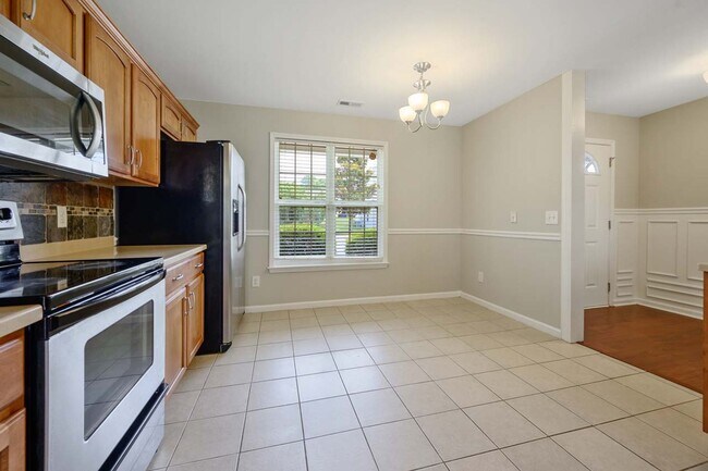 Building Photo - End Unit Townhome in Great Location!