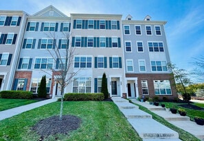 Building Photo - 3017 Chesapeake Dr
