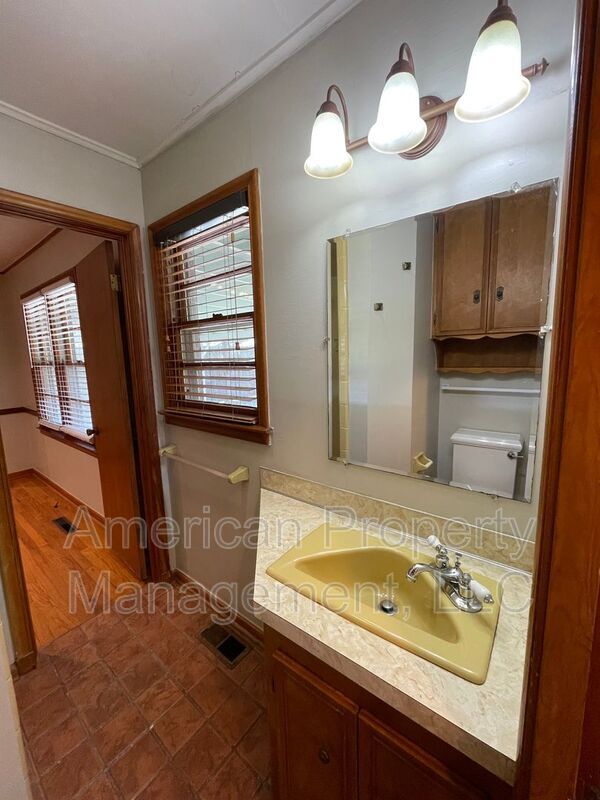 Building Photo - 2644 S Winston Ave