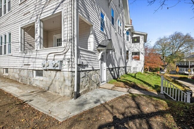 Building Photo - 15 Clearview Ave