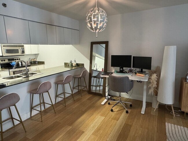 Building Photo - 1200 Brickell Bay Dr