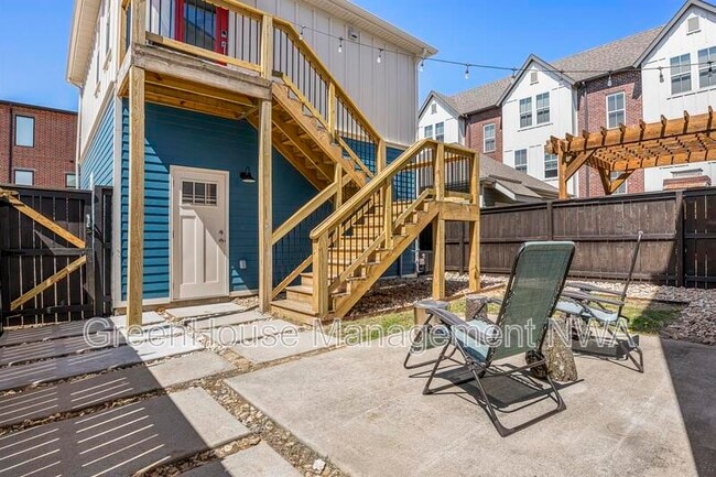 Building Photo - 636 SW B St