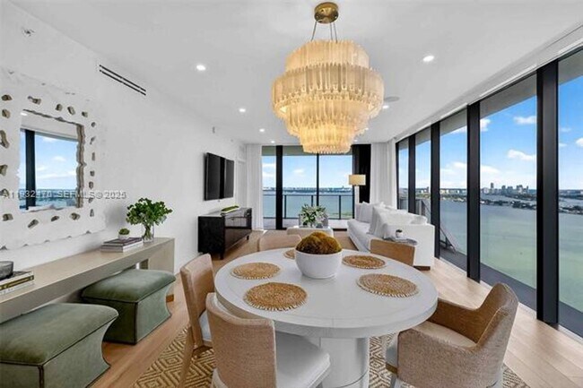 Building Photo - 700 NE 24th St