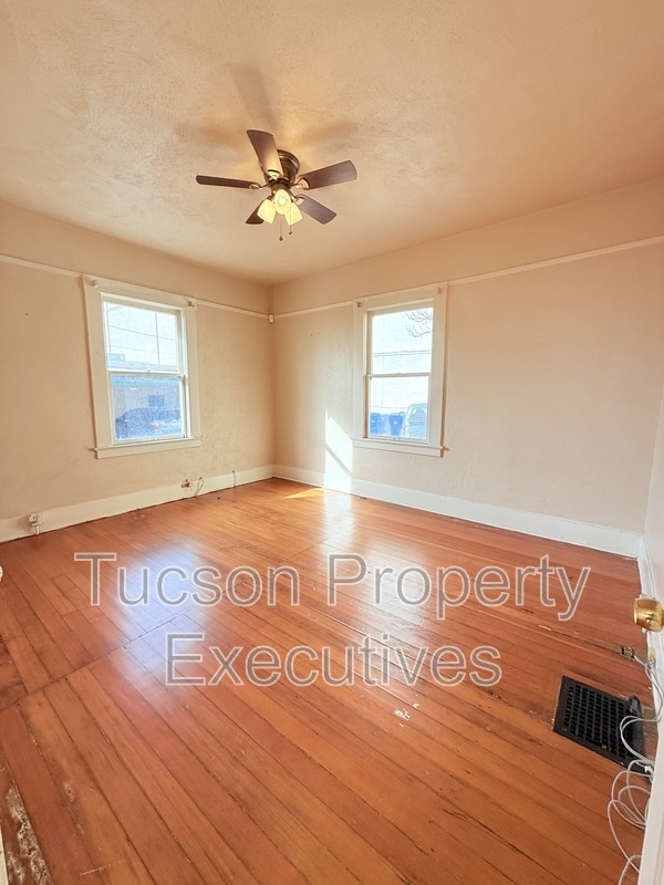 Building Photo - 340 S Scott Ave