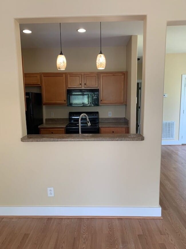 Building Photo - 1037