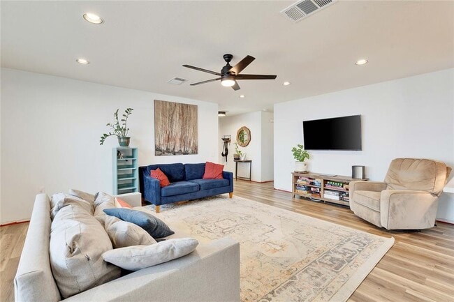 Building Photo - 6612 Piedras Blanco Dr