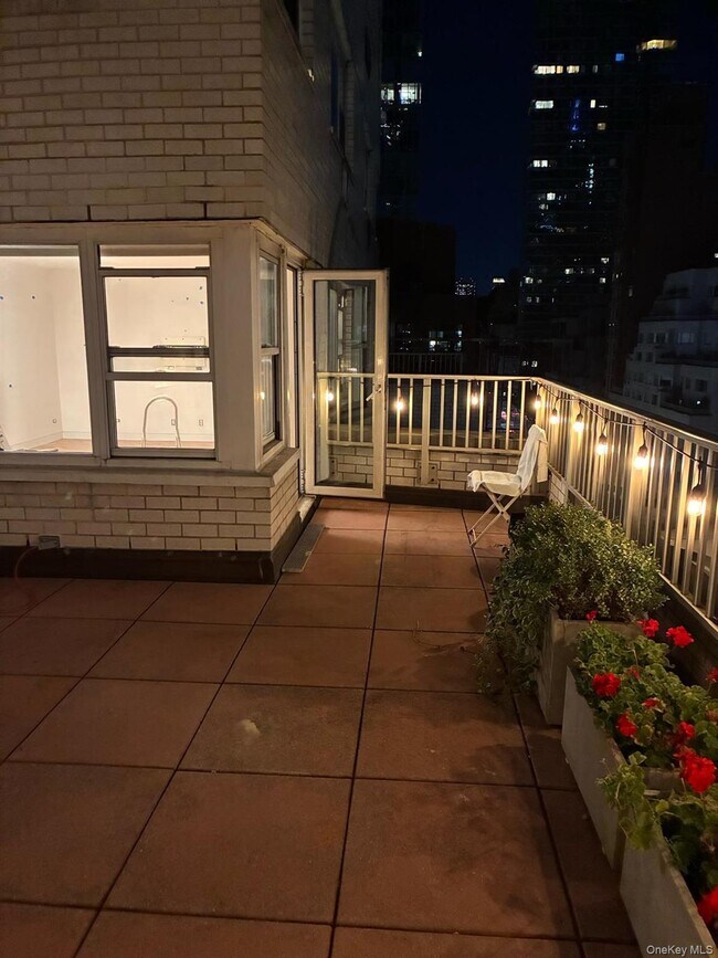 Building Photo - 153 E 57th St