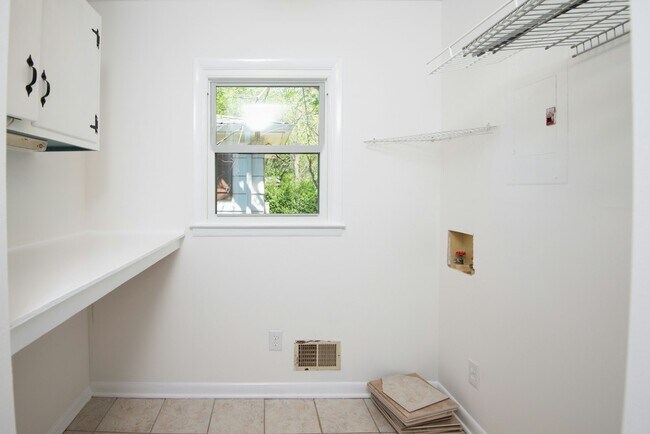 Building Photo - 685 Oakmoor Dr
