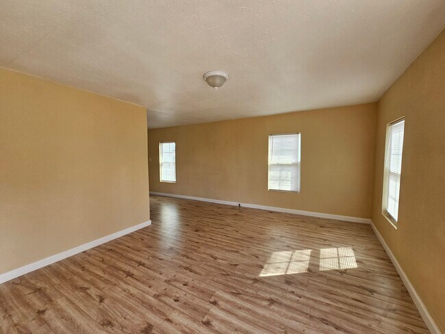 Building Photo - 2x1 Home Available Now