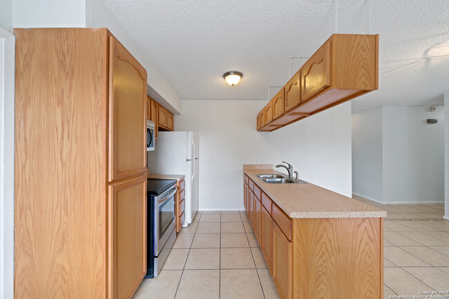 Building Photo - 4851 Castle Arms Dr