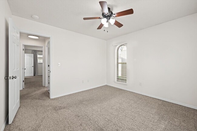 Building Photo - Updated Edmond 3BR Home – Walk to Orvis Risner Elementary – Easy OKC Commute