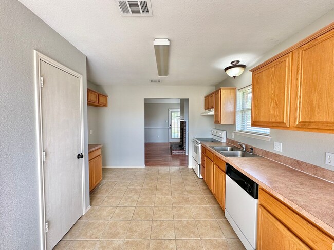 Building Photo - Discover the charm of this 3 bed 2 bath exquisite home!