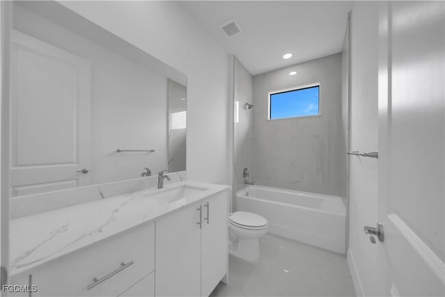 Building Photo - 708 Poinsettia Ave