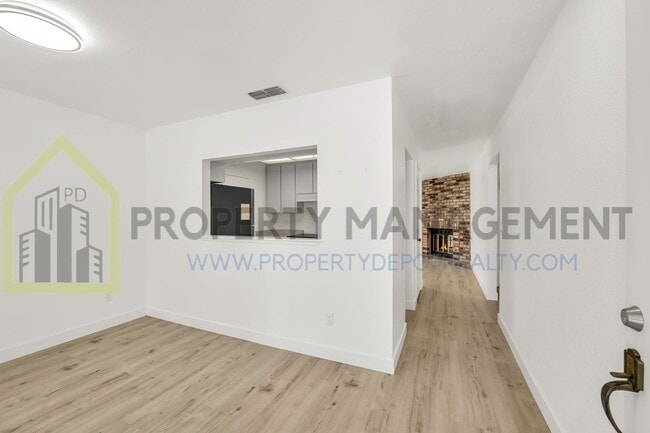 Building Photo - Desirable Pocket-Greenhaven Half-Plex for ...