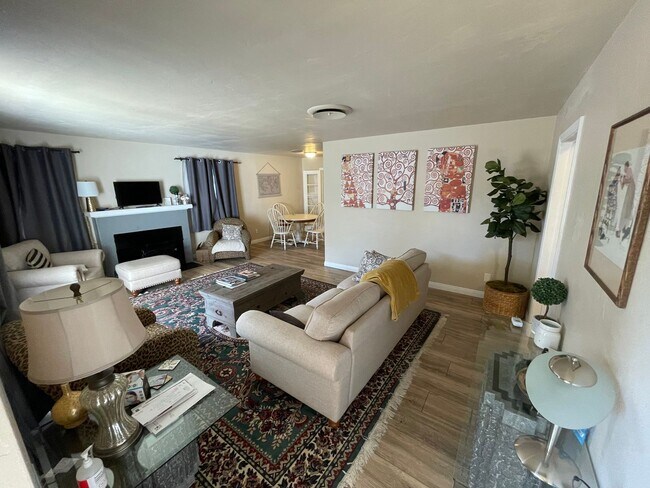 Building Photo - Large 3 Bedrrom 2 Bath Home Close to Orovi...