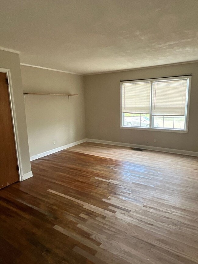 Building Photo - 2 bed 1 bath house- Walk to stadium! Available Mid-May!