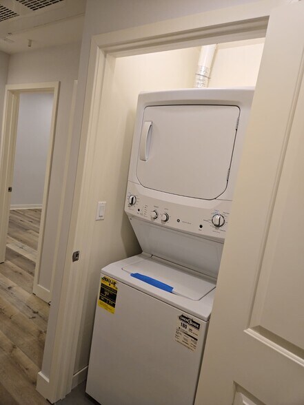 Building Photo - 1541 S Orange Grove Ave