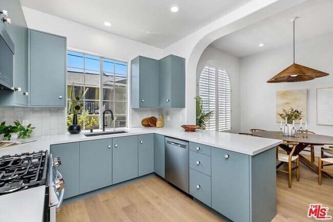 Building Photo - 14234 Dickens St