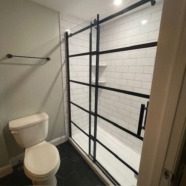 Building Photo - Logan/Shaw - Spacious 3 Bedroom, Two Bath Apartment