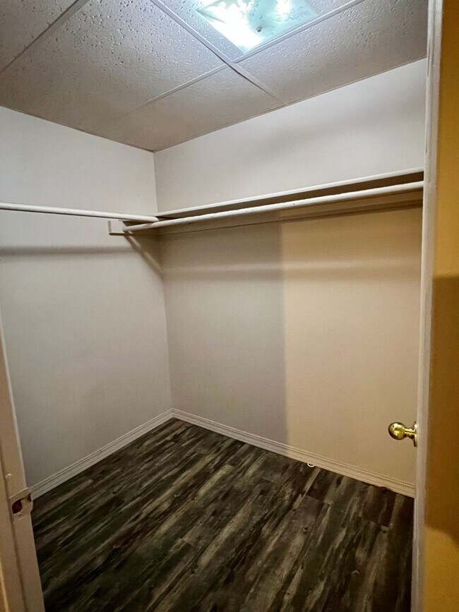 Building Photo - Country living home