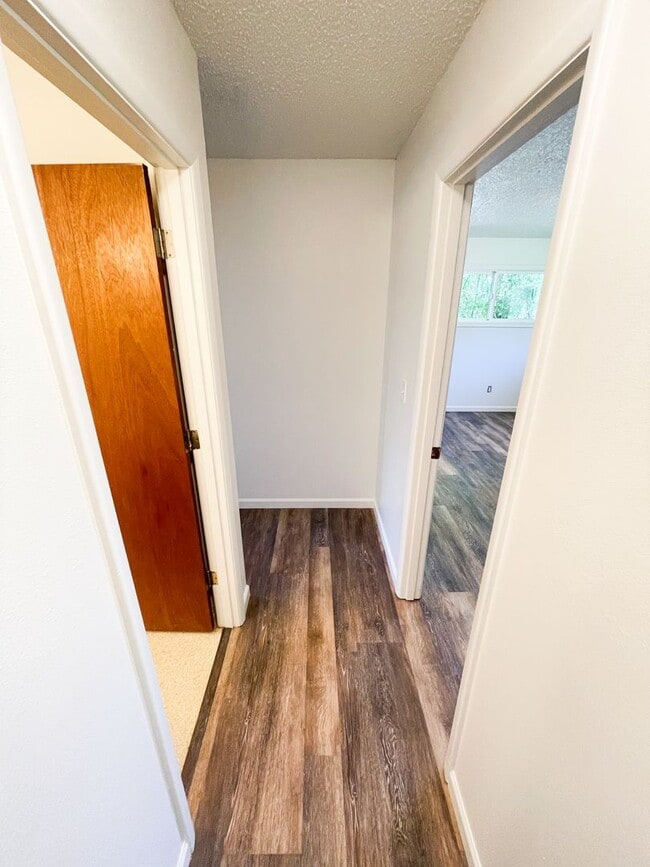 Building Photo - 3 Bedroom, 2 Bath