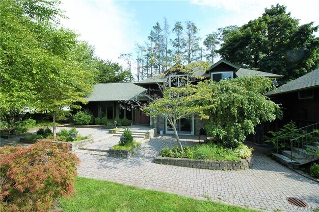 Building Photo - 7 Tamarack Rd