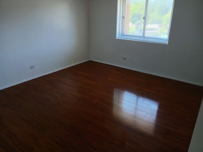 Building Photo - 3223 W Parkway Dr