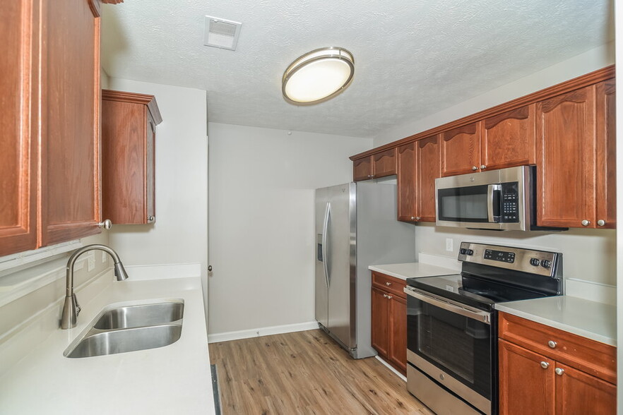 Building Photo - 3565 Mt View Ridge Dr