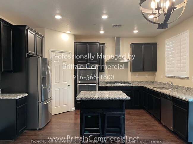 Building Photo - Gorgeous and Spacious 3 Bed 2.5 Bath Two-S...