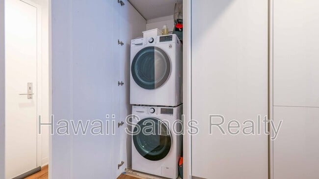 Building Photo - 987 Queen St