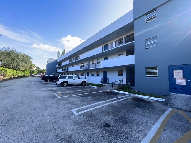 Building Photo - 1630 Embassy Dr