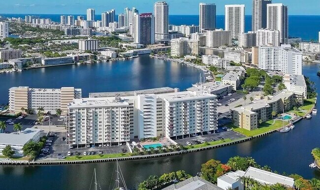 Building Photo - 401 Golden Isles Dr