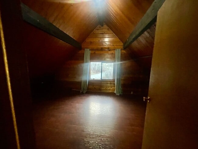 Building Photo - Serene Lakeside escape with direct lake ac...