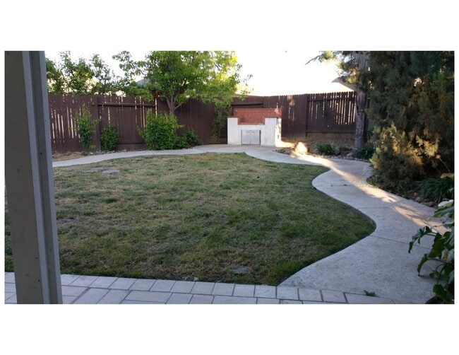 Building Photo - Beautiful & Spacious 5BR, 3BA Home – Large...