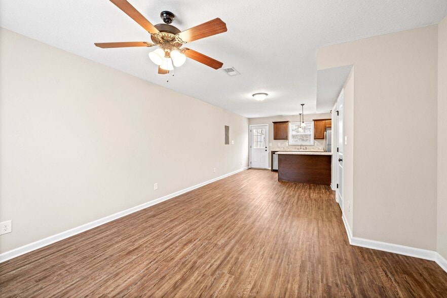 Building Photo - 1560 E Knollwood Cir