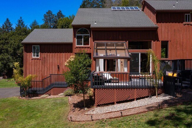 Building Photo - Stunning Mid-Century Modern 5bed/3.5 bath Home on 1.92 acres