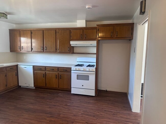 Building Photo - Charming Two Bedroom / One Bath Home! Very...
