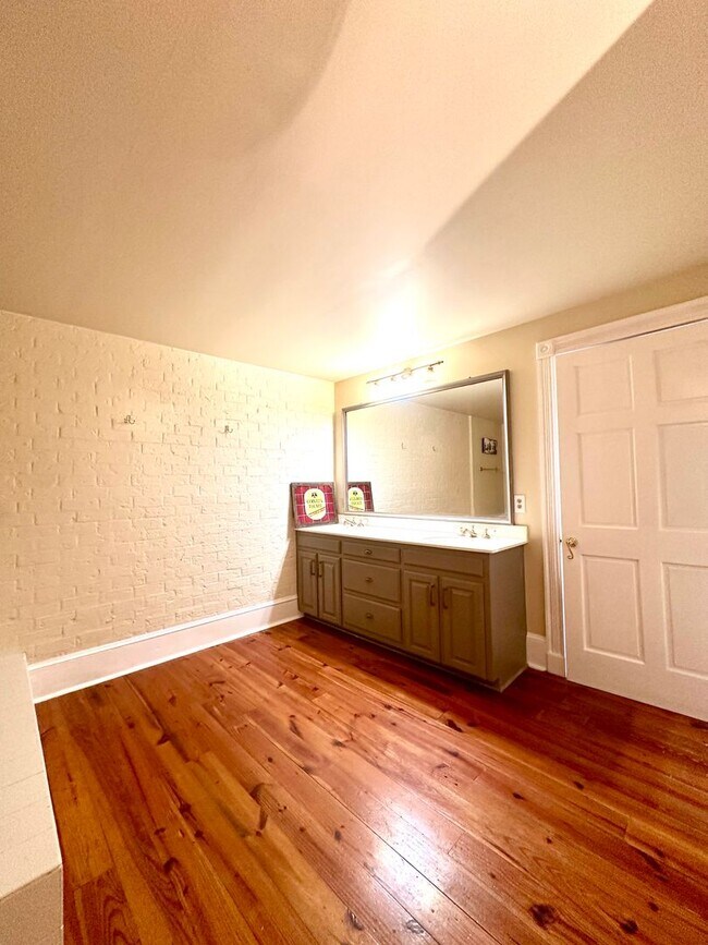 Building Photo - 3BR 2BA 3rd Street Downtown