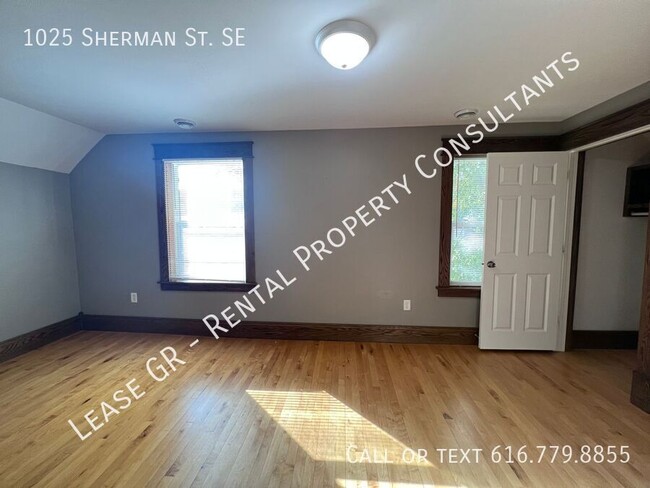 Building Photo - Three Bedroom Single Family Home - Close t...