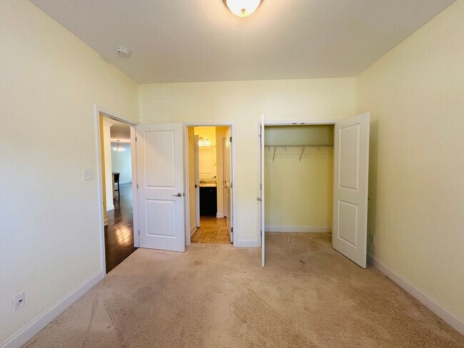 Building Photo - Sun-Drenched Corner Lot Condo – 2 Bedrooms + Office Near Middlebrook Pike