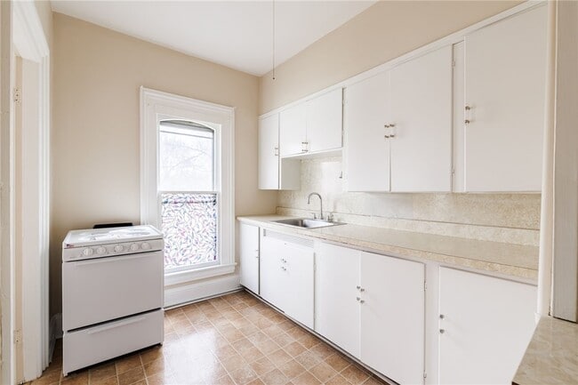 Building Photo - 18 Vick Park B