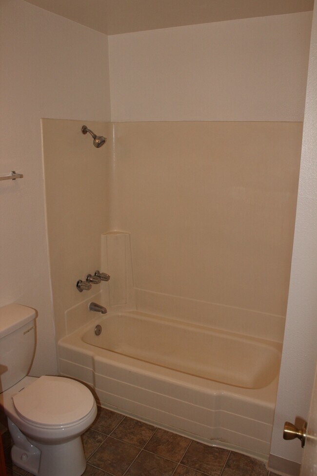 Building Photo - 3557 Kenora Dr