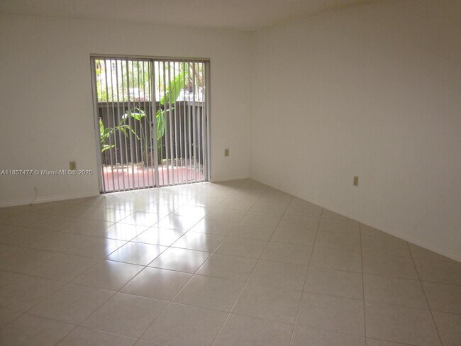 Building Photo - 10748 N Kendall Dr