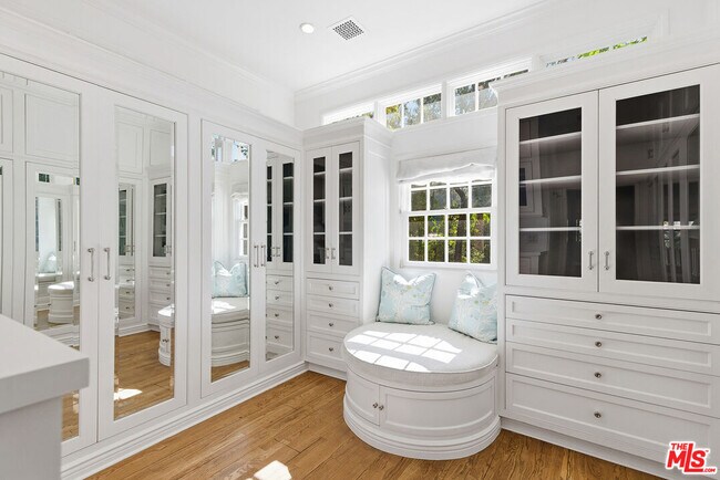 Building Photo - 9305 Hazen Dr