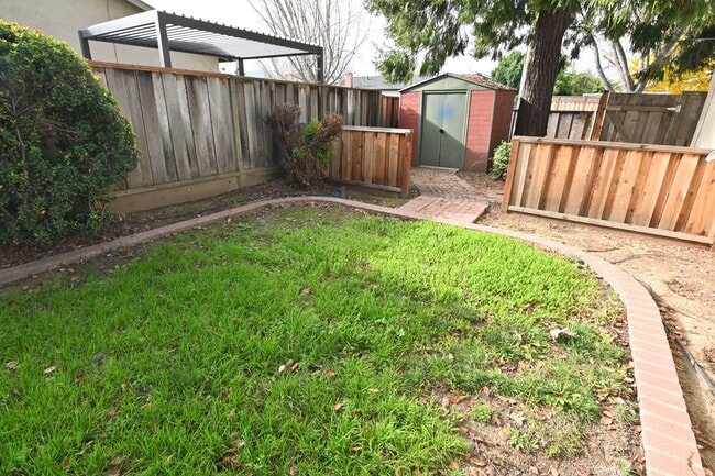 Building Photo - Beautiful 4 bedroom 2 bathroom home for the New Year!