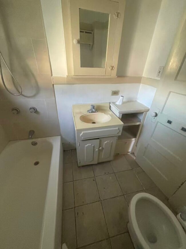 Building Photo - 216 S Almansor St