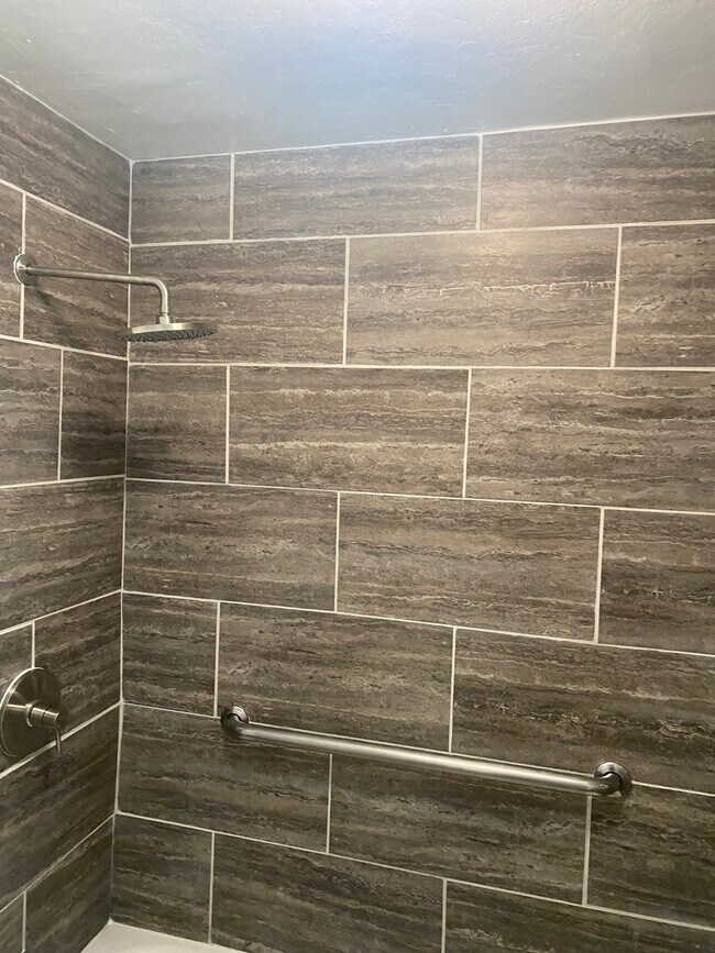 Building Photo - 716 W 60th St