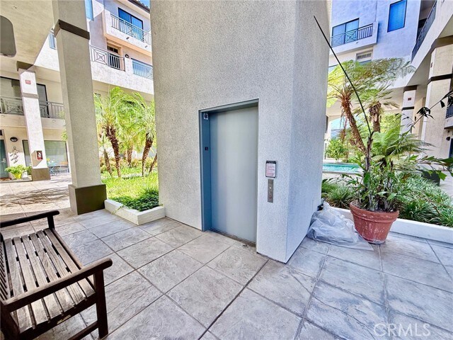 Building Photo - 111 S Oak Knoll Ave