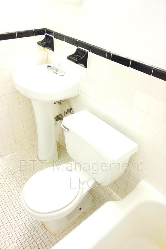 Building Photo - 8409 Greenwood Ave