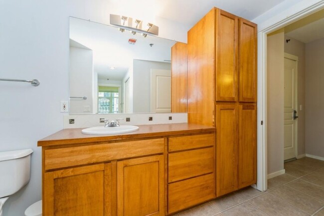 Building Photo - Ellington - 1 bedroom + den